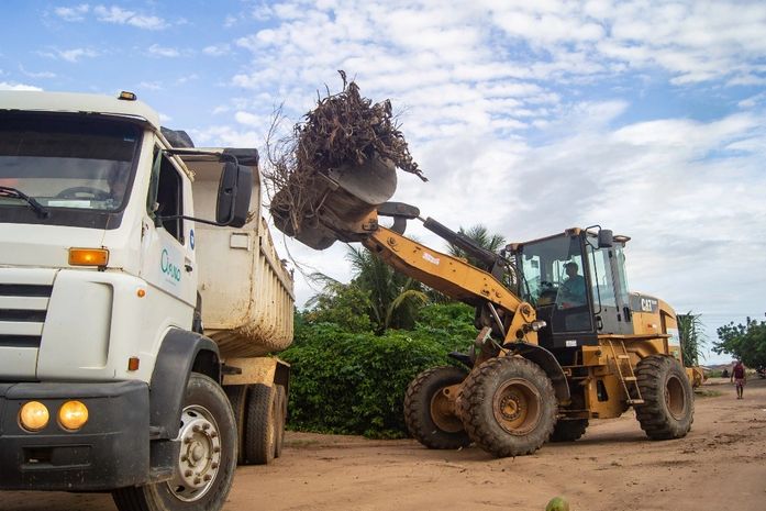 PREFEITURA DE ARAPIRACA RECOLHE 11 CAMINHÕES DE ENTULHOS POR DIA