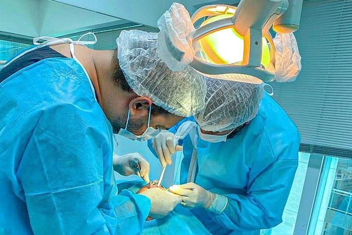 Implantes dentários: descubra os benefícios e riscos de um mercado que não para de crescer