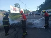Bombeiros controlam incêndio na Avenida Leste Oeste durante protesto
