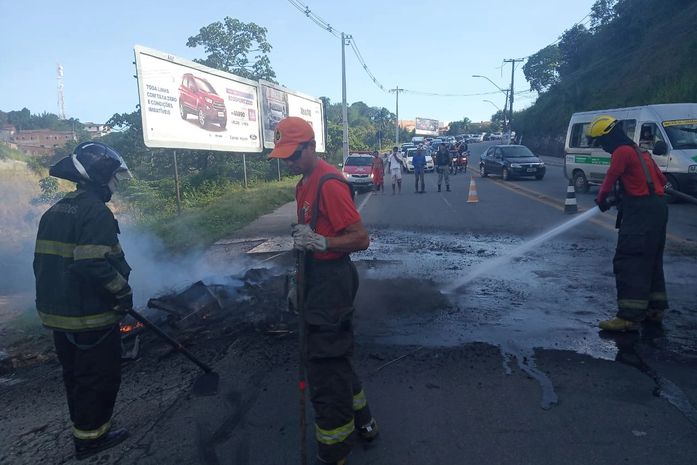 Bombeiros controlam incêndio na Avenida Leste Oeste durante protesto