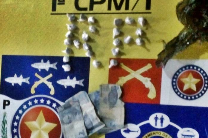 Dupla é presa com 25 bombinhas de maconha em São Miguel dos Campos