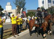 Grupos contra e pró-Dilma realizam atos em frente ao Centro de Convenções, em Maceió