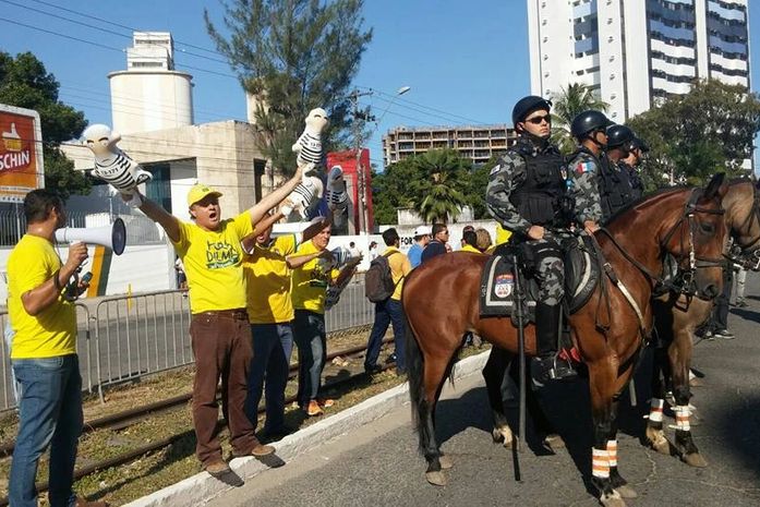 Grupos contra e pró-Dilma realizam atos em frente ao Centro de Convenções, em Maceió