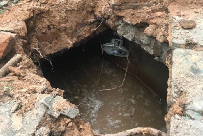Túnel foi descoberto após piso da casa ceder.