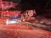 Durante perseguição, viatura da PM colide contra poste e militar fica ferido