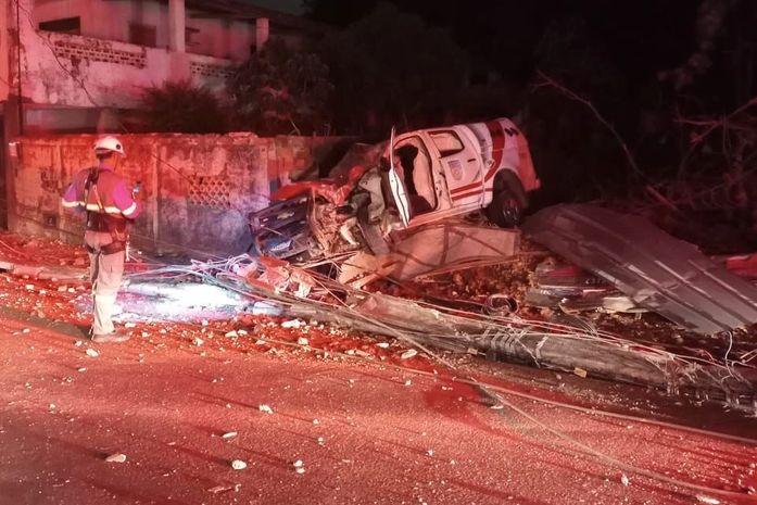 Durante perseguição, viatura da PM colide contra poste e militar fica ferido