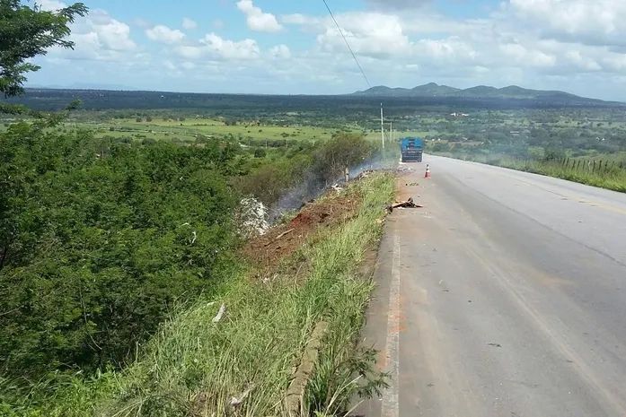 Carreta carregada de milho despenca em ribanceira na AL-115, em Palmeira dos Índios