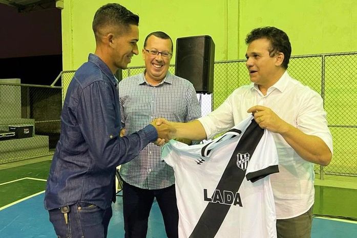 Deputado Ricardo Nezinho participa de entrega de uniformes e materiais esportivos em Arapiraca