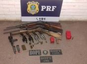 Foram apreendidas armas e munições com os suspeitos