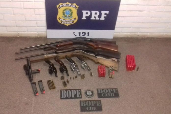 Foram apreendidas armas e munições com os suspeitos