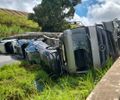 Carreta-cegonha tomba na BR-101 e interdita trecho em Novo Lino