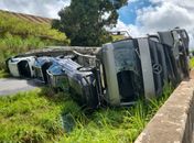 Carreta-cegonha tomba na BR-101 e interdita trecho em Novo Lino