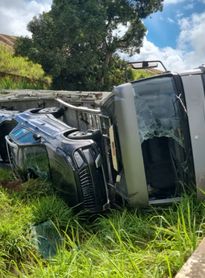 Carreta-cegonha tomba na BR-101 e interdita trecho em Novo Lino
