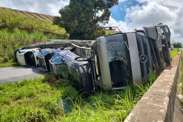 Carreta-cegonha tomba na BR-101 e interdita trecho em Novo Lino