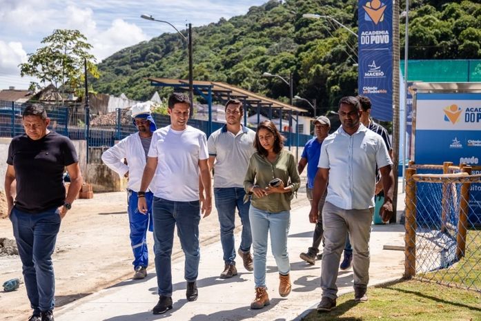 Vice-prefeito e titular da Seminfra visita etapa final de obras em praças centenárias de Fernão Velho
