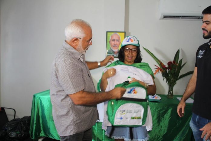 Prefeito Padre Eraldo entrega kit de trabalho aos agentes comunitários de saúde