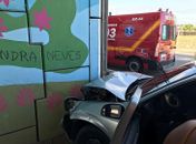 Carro colidiu em pilastra