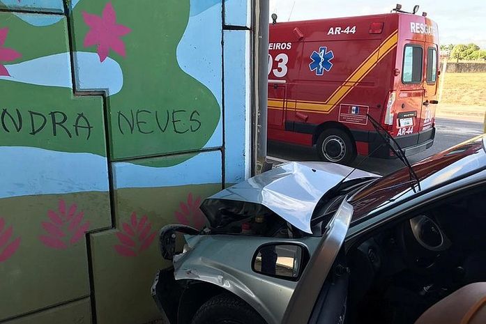 Carro colidiu em pilastra