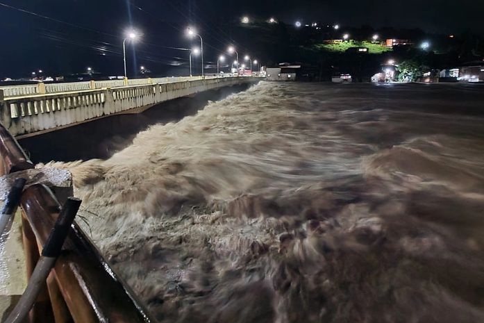 Rio Paraíba transborda e famílias de Viçosa são removidas para abrigos públicos