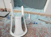 Portas foram quebradas a pedradas