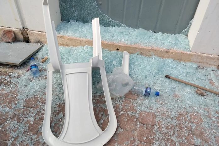 Portas foram quebradas a pedradas