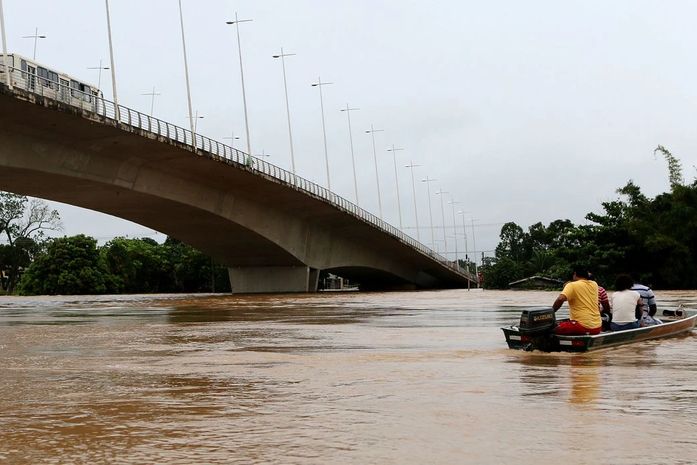 Rio Acre transborda e famílias estão desabrigadas em Rio Branco
