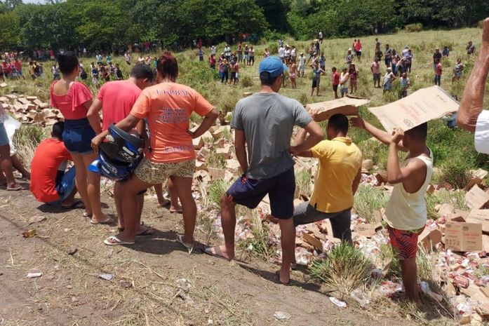 População saqueia carga após carreta tombar na BR-316 em Alagoas; veja vídeo 