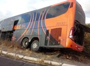 Ônibus cai em ribanceira na BR-101, em São Miguel dos Campos