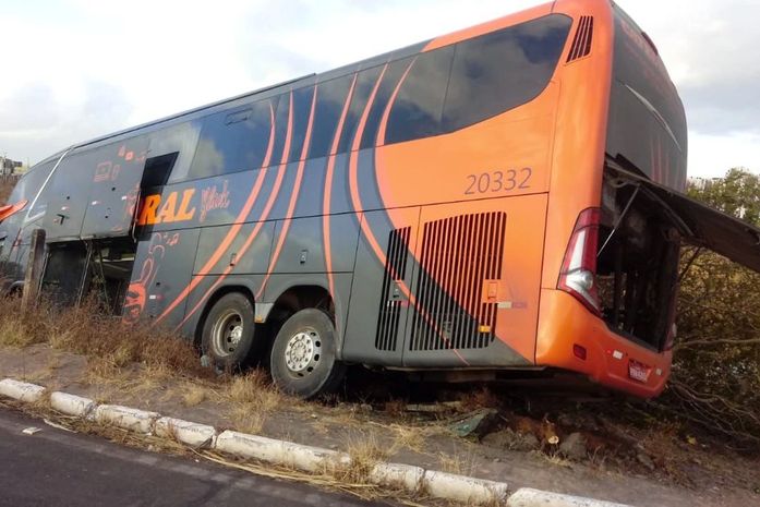 Ônibus cai em ribanceira na BR-101, em São Miguel dos Campos