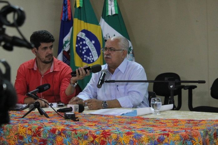 Teófilo concede coletiva a imprensa e assina ordens de serviço para 40 obras