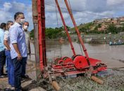 Renan Filho inspecionou as obras de construção da Ponte do Quitunde, erguida pelo Governo sobre o Rio Santo Antônio