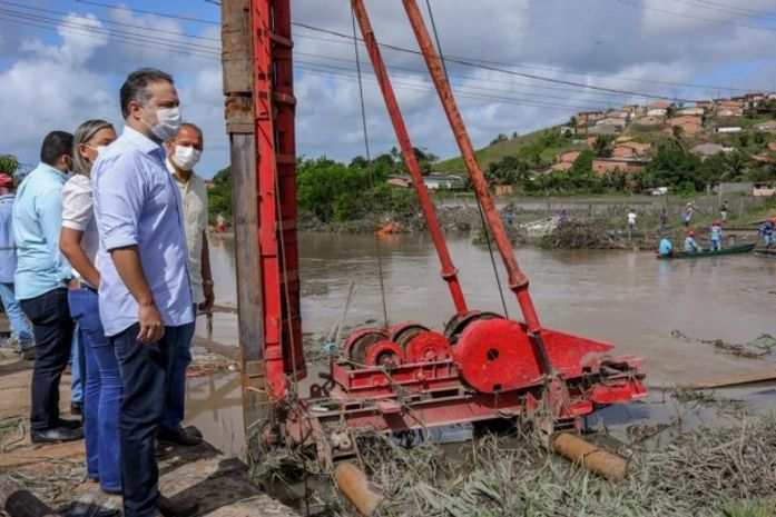 Renan Filho inspecionou as obras de construção da Ponte do Quitunde, erguida pelo Governo sobre o Rio Santo Antônio