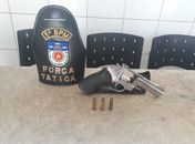 Arma apreendida com o suspeito.