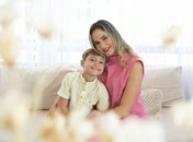 Laryssa e o filho João, de oito anos