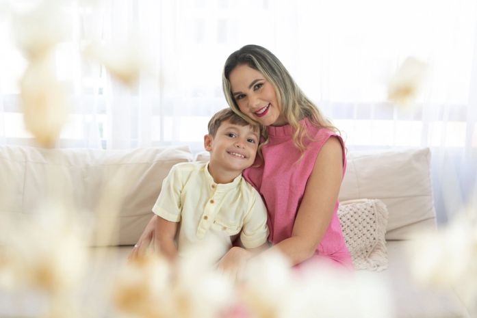 Laryssa e o filho João, de oito anos