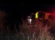 Motorista pulou do carro e fugiu quando criminosos se distraíram com a aproximação das viaturas.