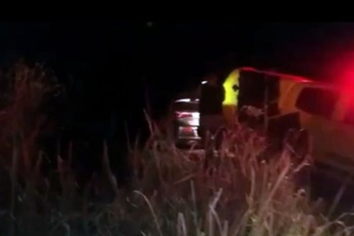 Motorista pulou do carro e fugiu quando criminosos se distraíram com a aproximação das viaturas.