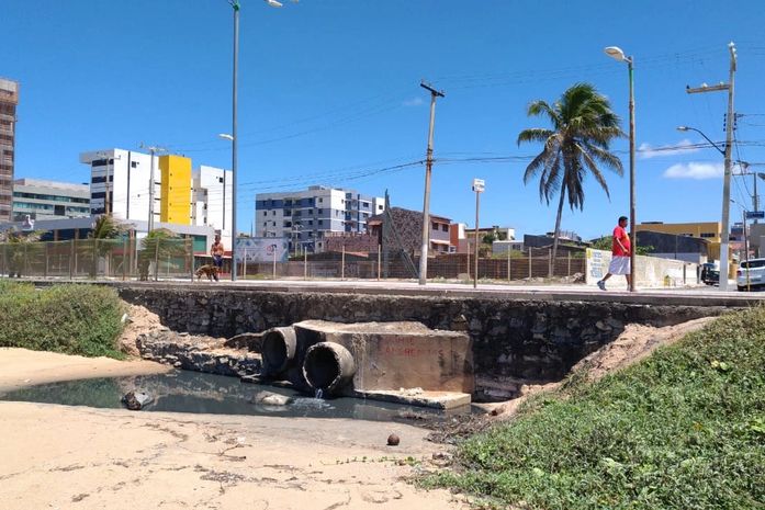 Esgoto prejudica asfalto e escorre para o mar em Cruz das Almas