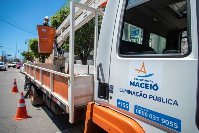 Ruas do Conjunto Denisson Menezes ganham iluminação em LED