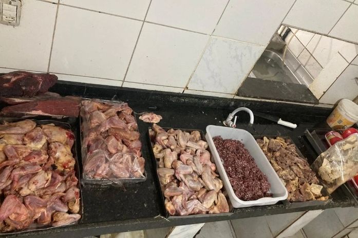 Com 90 kg de carne estragada, frigorífico é interditado em Maceió