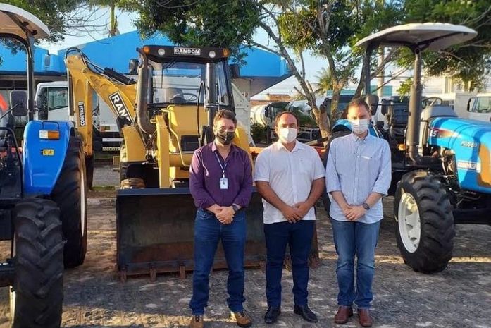 Prefeito Leandro Silva aparece no centro da foto ao lado de Joãozinho Pereira (camisa clara), seu adversário político