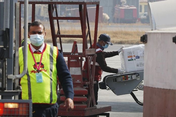 Índia libera exportação da vacina de Oxford para o Brasil, diz agência Reuters