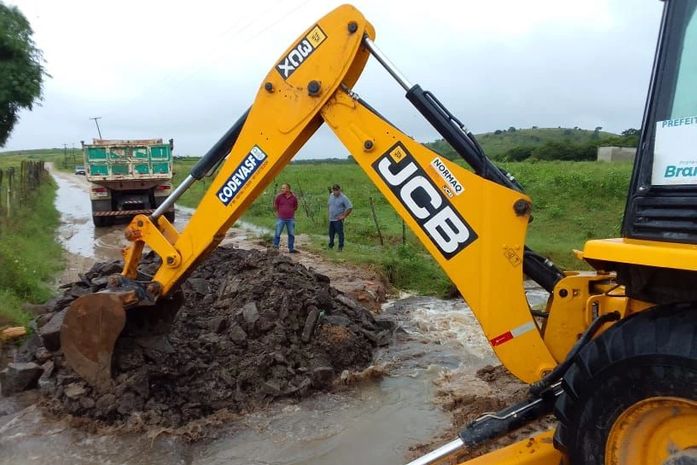 Prefeitura de Branquinha realiza recuperação de estradas após fortes chuvas