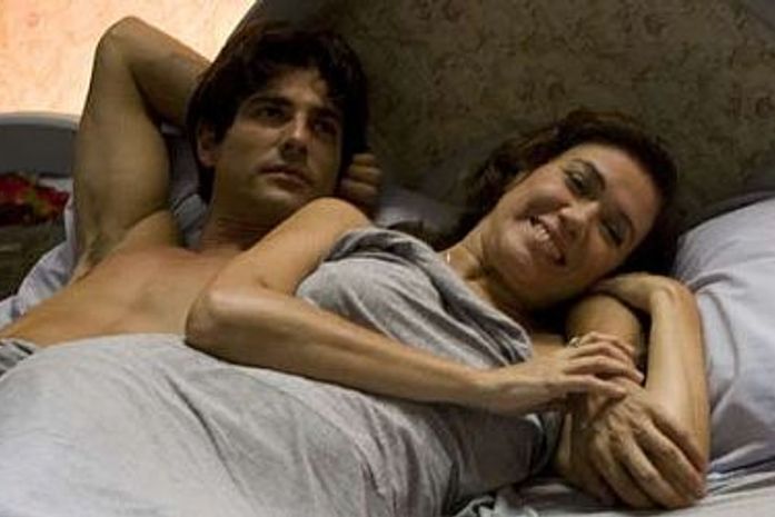 Na comédia, Lília Cabral tem cenas sensuais com Gianecchini. (Foto: Divulgação)