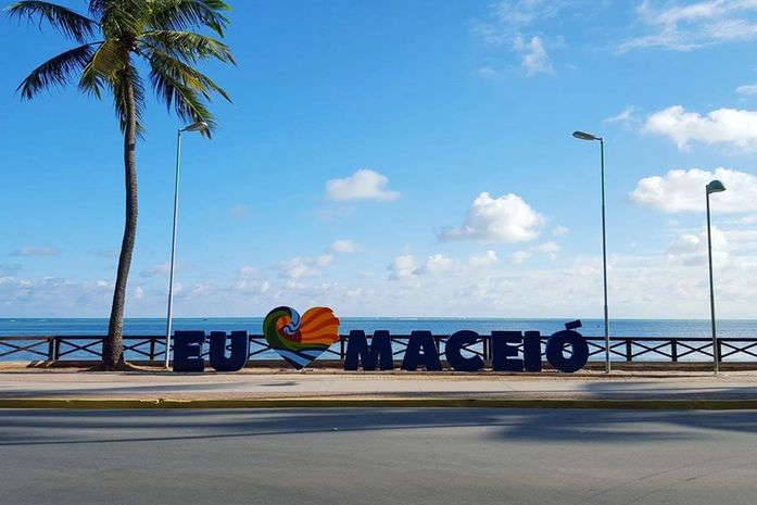 O totem "Eu amo Maceió" é feito com concreto
