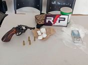 Arma e drogas são apreendidas pela Polícia Militar em Arapiraca
