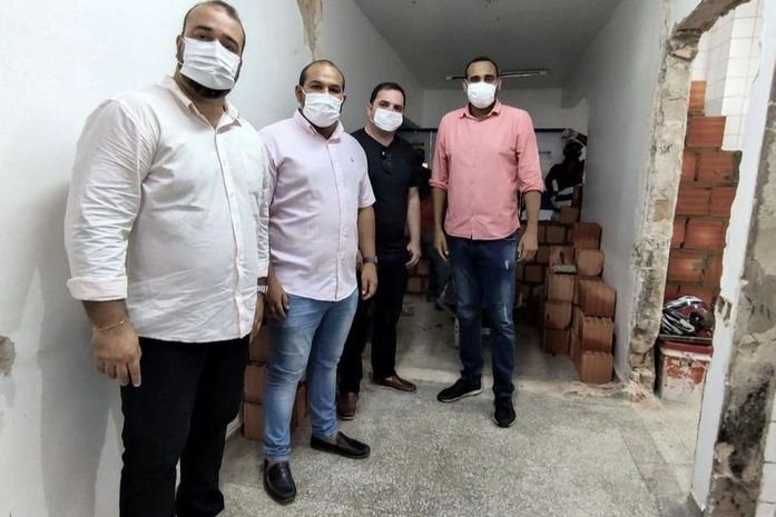 Fernando Cavalcante (calça jens clara) acompanhando reforma e ampliação do hospital