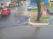 Vídeo: Câmeras de vigilância flagram momento em que parque esportivo é alvo de depredação