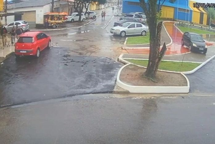Vídeo: Câmeras de vigilância flagram momento em que parque esportivo é alvo de depredação