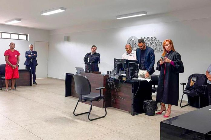 Juíza Fabíola Feijão faz a leitura da sentença para o réu.